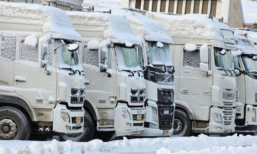 Snowfall halts cargo traffic at Iran&ndash;Afghanistan Dogharoun border crossing